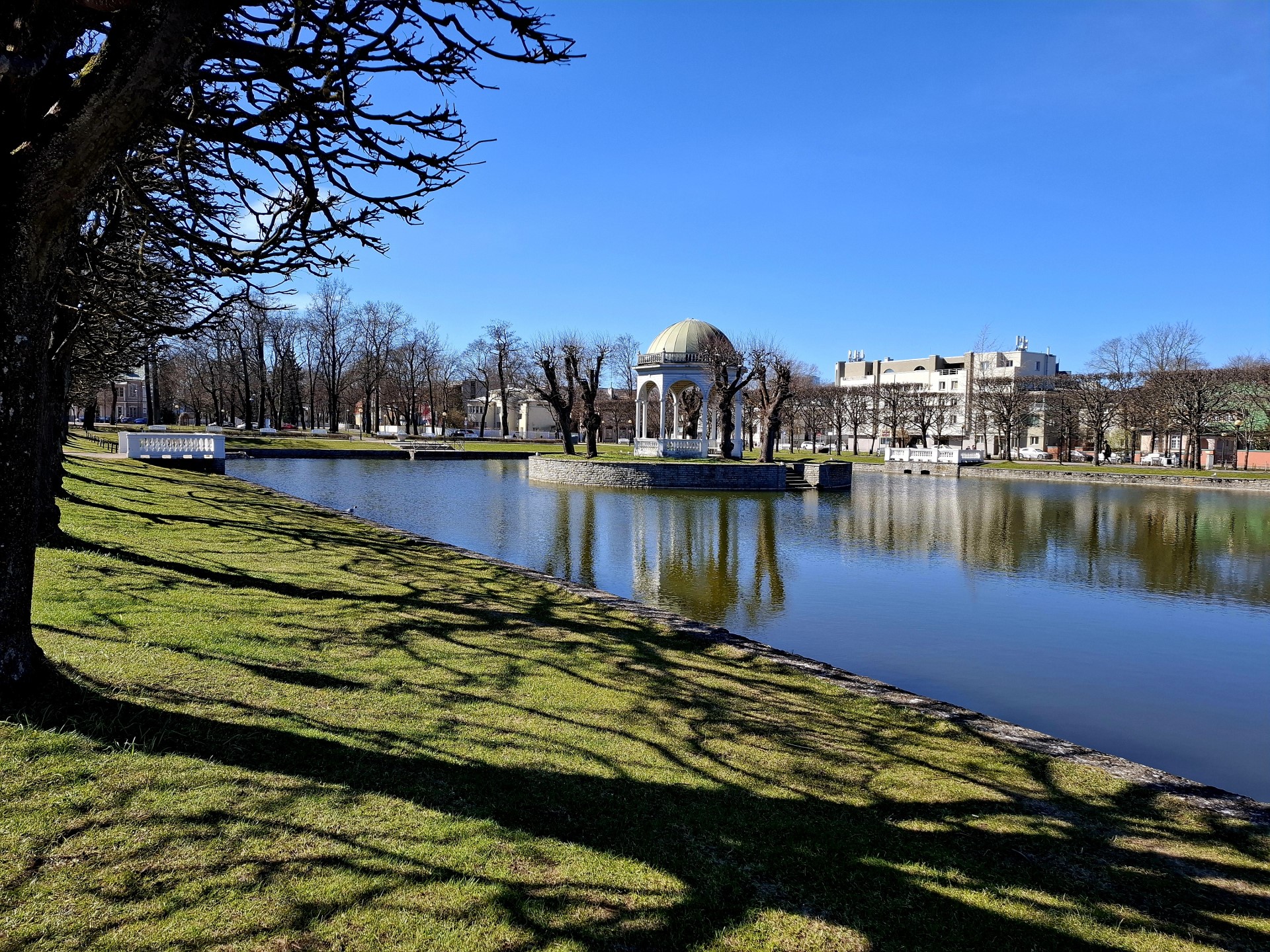 Tallinn Kadrioru Park Culture, Nature, and Local Life